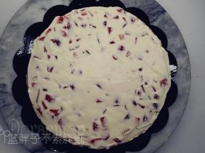 再取适量淡奶油覆盖在水果上，抹平。接着盖上第2片蛋糕片，覆盖时记得一定要和第一片蛋糕片的边缘对齐。如此反复，直至3片蛋糕片都搞定。