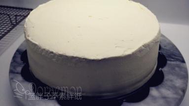 接着开始抹侧面，抹刀垂直于蛋糕体，刀身贴紧侧面，转动裱花台，这样侧面就会慢慢变平。
抹面时一定要保证抹刀是干净的！！！每抹一刀就要擦干净抹刀。同时如果抹刀沾到的淡奶油带有蛋糕屑时，记得那些淡奶油就不要用啦，直接擦掉，不然会污染了所有淡奶油，到时候你就会发现越来越抹平。