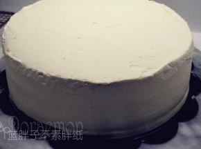 接着开始抹侧面，抹刀垂直于蛋糕体，刀身贴紧侧面，转动裱花台，这样侧面就会慢慢变平。
抹面时一定要保证抹刀是干净的！！！每抹一刀就要擦干净抹刀。同时如果抹刀沾到的淡奶油带有蛋糕屑时，记得那些淡奶油就不要用啦，直接擦掉，不然会污染了所有淡奶油，到时候你就会发现越来越抹平。