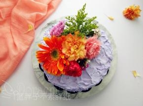鲜花清洗干净之后用保鲜膜包住底部，摆在蛋糕上即可。
（鲜花一定要清洗干净，用保鲜膜包住，可以保证卫生。）