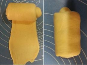 5. 将面片擀长，压薄底边，由上至下卷起；