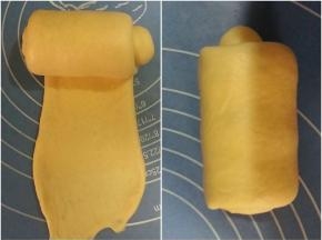 5. 将面片擀长，压薄底边，由上至下卷起；