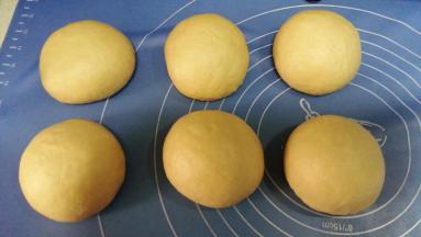 3. 发酵好的面团排气，分割六等份，分别滚圆，盖保鲜膜松驰15分钟；