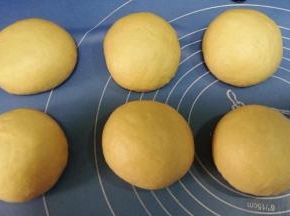 3. 发酵好的面团排气，分割六等份，分别滚圆，盖保鲜膜松驰15分钟；