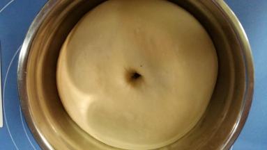 2. 将面团收圆， 盖保鲜膜放温暖处发酵至两倍大；