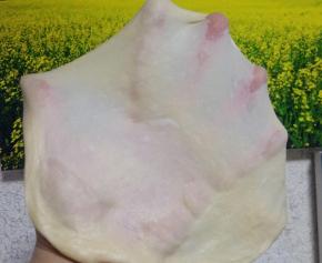 1. 在面包机内依次放入蛋清+清水+糖+盐+奶粉+面包粉，在面包粉上戳个洞，酵母放洞内； 启动面包机揉面程序，面团揉至能拉出粗糙的薄膜状态时，加入软化的黄油，继续揉至完全阶段（有抻出坚韧的透明的薄膜）；