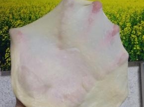 1. 在面包机内依次放入蛋清+清水+糖+盐+奶粉+面包粉，在面包粉上戳个洞，酵母放洞内； 启动面包机揉面程序，面团揉至能拉出粗糙的薄膜状态时，加入软化的黄油，继续揉至完全阶段（有抻出坚韧的透明的薄膜）；