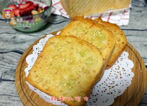 面包切厚片，可以做蒜香吐司片，非常好吃哦。做法简单：黄油软化+盐搅打均匀，抹在面包片上，入烤箱烤至蒜味飘香，颜色金黄即可。