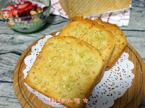 面包切厚片，可以做蒜香吐司片，非常好吃哦。做法简单：黄油软化+盐搅打均匀，抹在面包片上，入烤箱烤至蒜味飘香，颜色金黄即可。