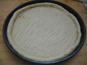 用叉子在饼皮上刺出排气孔，进行二次发酵