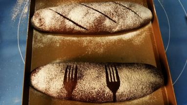 12. 在发酵完成的面团上撒高粉，表面用锋利的刀割口； 烤箱预热175度，中层，烤25分钟。
温度和时间根据自家烤箱实际情况来调整，不要照搬我的哦。