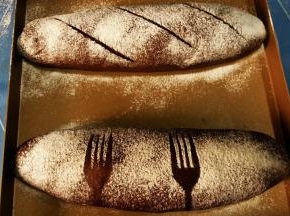 12. 在发酵完成的面团上撒高粉，表面用锋利的刀割口； 烤箱预热175度，中层，烤25分钟。
温度和时间根据自家烤箱实际情况来调整，不要照搬我的哦。