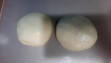 3. 不烫手时，戴上手套将麻薯揉匀，分割成三份或两份。 罩上保鲜膜备用；