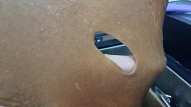 4. 开始制作面包体。面包机依次放入蛋液+清水+红糖+盐+老面+面包粉+酵母粉，揉面至粗膜状态，加入软化的黄油，继续揉至扩展阶段。取出面团收圆，罩上保鲜膜，放温暖处发酵；