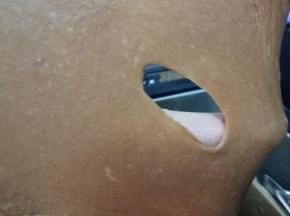 4. 开始制作面包体。面包机依次放入蛋液+清水+红糖+盐+老面+面包粉+酵母粉，揉面至粗膜状态，加入软化的黄油，继续揉至扩展阶段。取出面团收圆，罩上保鲜膜，放温暖处发酵；