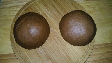 6. 酵完成的面团，排气，分割两份或三份； 盖上保鲜膜，松弛15分钟；