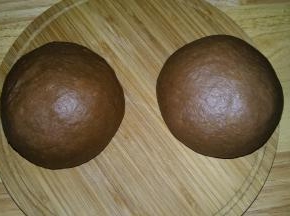 6. 酵完成的面团，排气，分割两份或三份； 盖上保鲜膜，松弛15分钟；