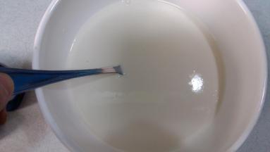 1. 糯米粉+玉米淀粉+白糖+牛奶混合均匀。放蒸锅上蒸15~20分钟，见到表面凝固即可取出；