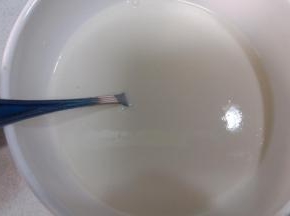 1. 糯米粉+玉米淀粉+白糖+牛奶混合均匀。放蒸锅上蒸15~20分钟，见到表面凝固即可取出；