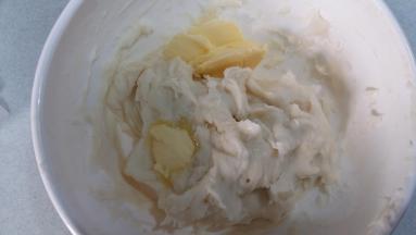 2. 将15克黄油放入蒸好的麻薯内，搅拌散热；