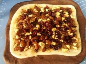 9. 依次放上核桃、葡萄干和蔓越莓干，轻轻压紧