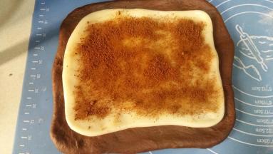 8. 将麻薯面片放在可可面片上，在均匀的撒上红糖；