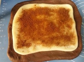 8. 将麻薯面片放在可可面片上，在均匀的撒上红糖；