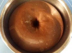 5. 面团发酵到原体积两倍大，在面团上戳个洞，洞口不回缩不塌陷，表示发酵完成；