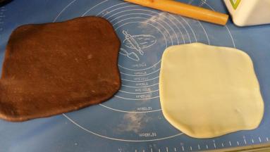 7. 松驰好的面团擀成长方形面片，麻薯也擀成长方形面片，比可可面团小一圈；