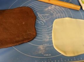 7. 松驰好的面团擀成长方形面片，麻薯也擀成长方形面片，比可可面团小一圈；