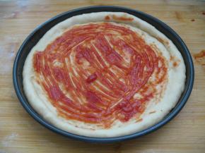 在饼皮上抹上番茄酱