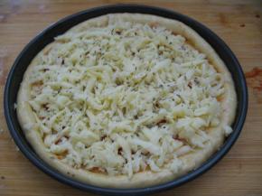 撒上切成细条的马苏里拉芝士