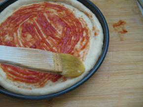 在饼边上刷上全蛋液