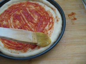 在饼边上刷上全蛋液