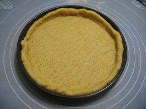 批萨盘上涂上一层薄薄的黄油或色拉油，把发酵好有面团擀成圆型，把面饼放入披萨盘中,边缘略高一些，面饼上用叉子,叉满小眼,用来排空空气,防止烤时鼓包，放在温暖处发酵