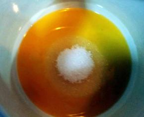 3. 炒菠萝馅最好用不粘锅，炒起来省事些。在锅里倒入一半菠萝汁，然后放入适量的白糖。大火煮开，转小火边煮边搅拌至白糖溶化。（菠萝汁也可以全部倒入锅里，这样炒的时间长些，不过味道更浓郁。）