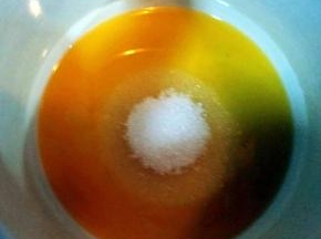 3. 炒菠萝馅最好用不粘锅，炒起来省事些。在锅里倒入一半菠萝汁，然后放入适量的白糖。大火煮开，转小火边煮边搅拌至白糖溶化。（菠萝汁也可以全部倒入锅里，这样炒的时间长些，不过味道更浓郁。）