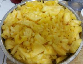 1. 菠萝去皮切小块，放料理机中打碎，喜欢有颗粒感的打的时间短些。