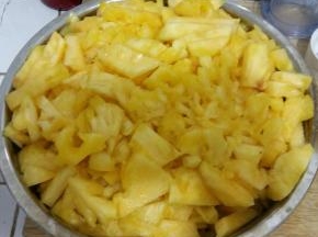 1. 菠萝去皮切小块，放料理机中打碎，喜欢有颗粒感的打的时间短些。