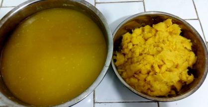 2. 打好的菠萝用纱布挤出水份。