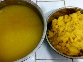 2. 打好的菠萝用纱布挤出水份。