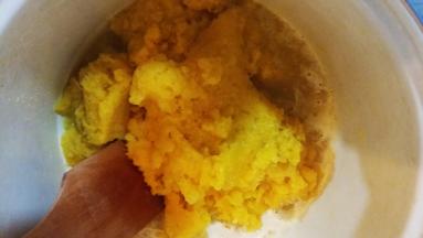 4. 将挤干水份的菠萝倒入锅内，还是小火边煮边搅拌。