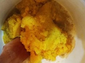 4. 将挤干水份的菠萝倒入锅内，还是小火边煮边搅拌。