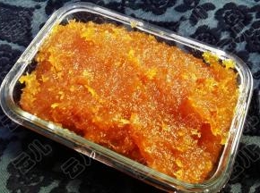 6. 直到菠萝馅变干变粘稠，炒成金黄色后，关火，盛出放凉。