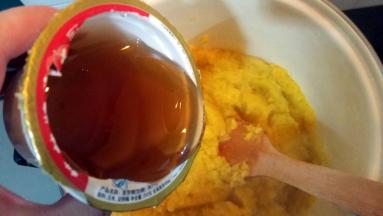 5. 炒至菠萝变的稍干时，加入 麦芽糖，继续搅拌。