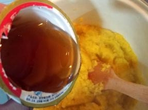 5. 炒至菠萝变的稍干时，加入 麦芽糖，继续搅拌。