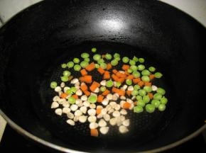 青豆粒玉米粒，胡萝卜放入锅中煮熟，控出水份