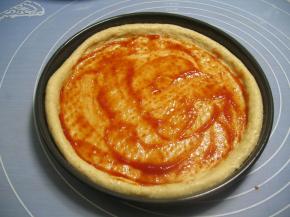 在饼皮上抹上番茄酱