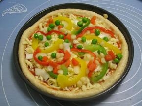 撒上青豆粒，玉米粒，胡萝卜粒