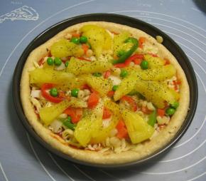 撒上披萨草和罗勒叶